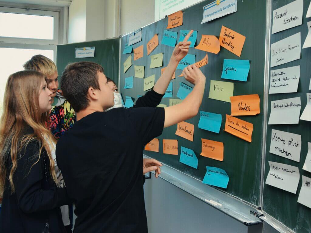 Kinder im Workshop "Nein zur digit@len Gewalt"